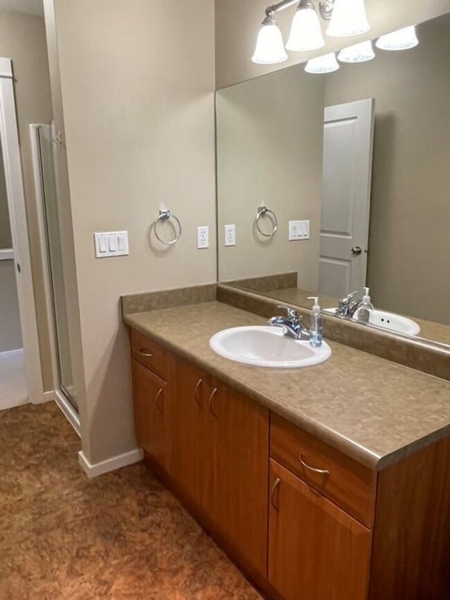 Building Photo - Stunning End Unit Townhome in desirable Redmond Ridge neighborhood; 2BD/2BA