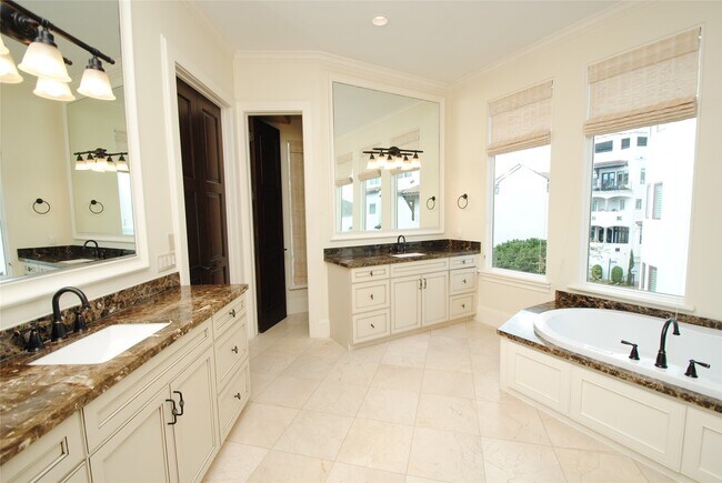 Building Photo - 302 Calle Sevilla Pl