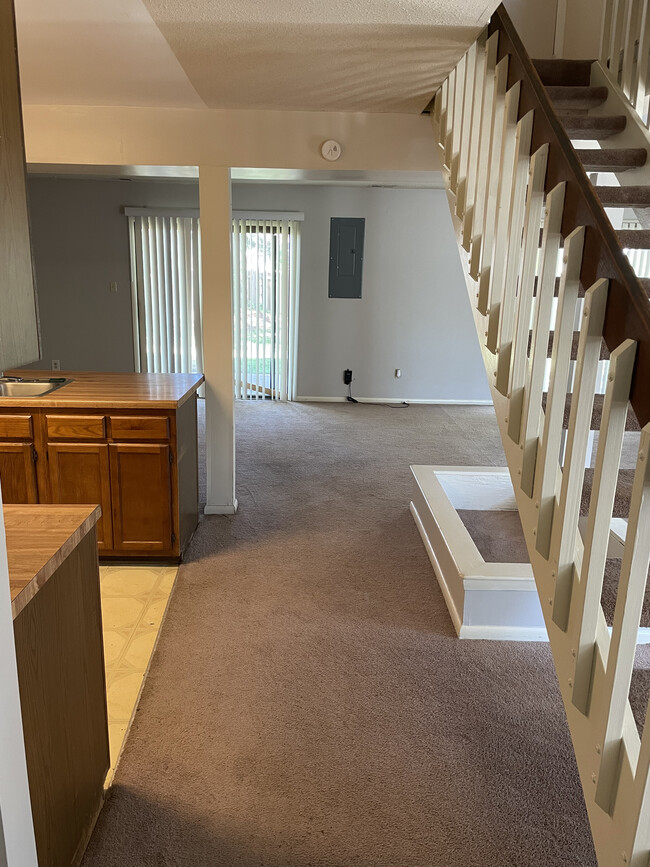 Building Photo - Rent Now! 2 Bed / 2.5 Bath - $1,550/Mo