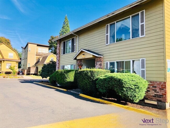 Building Photo - **$750 DEPOSIT + FREE FIRST MONTH'S RENT** Spacious Top Floor Unit~ Great Natural Light~ Updated ...