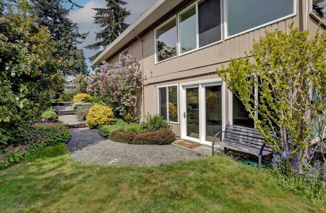 Building Photo - 3Bd/2.75Ba Shoreline House