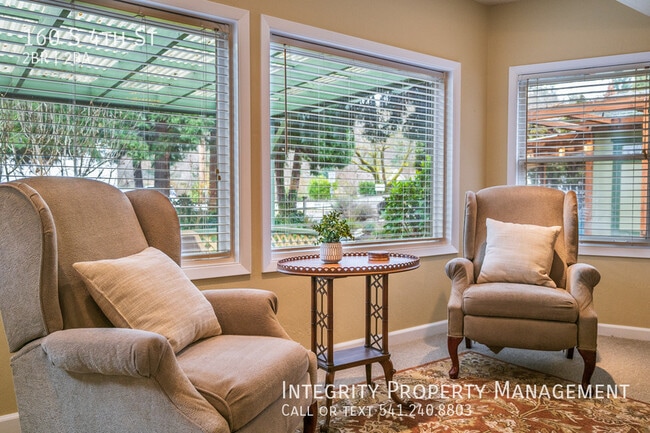 Building Photo - 160 S 4th St