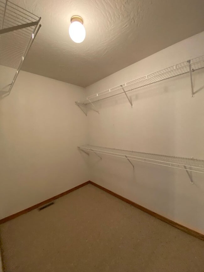 Building Photo - Great 2 bedroom 1.5 bathroom  Duplex