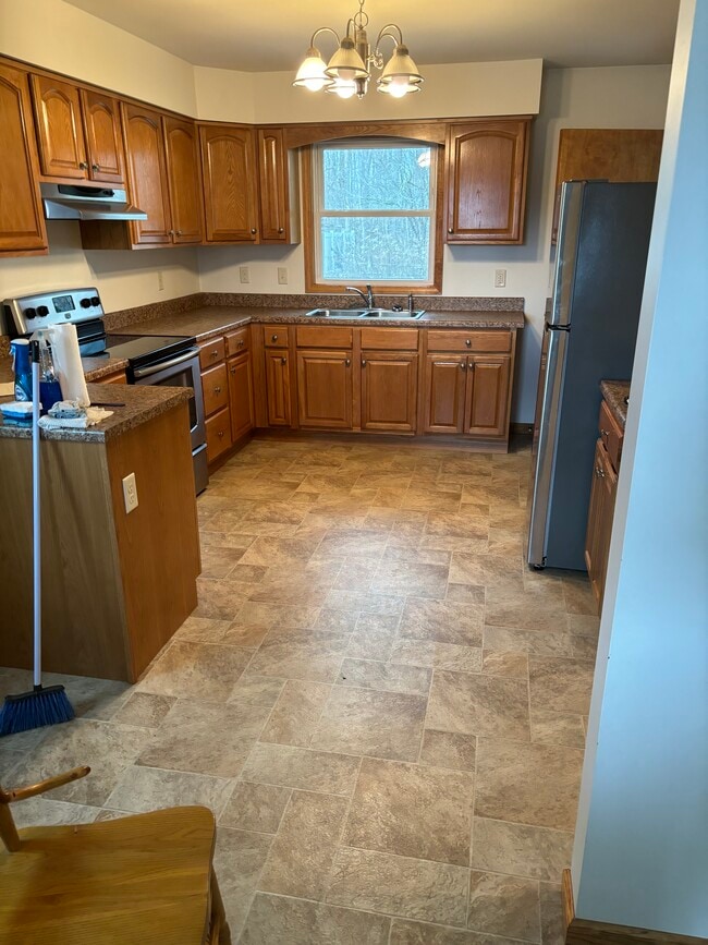 kitchen - 102 River St