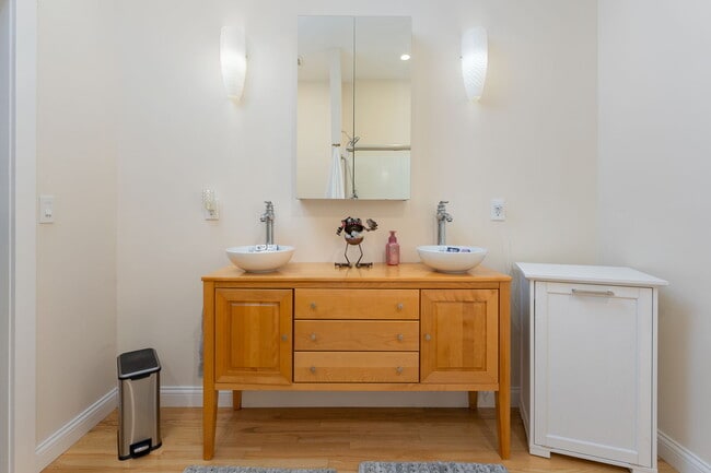 Building Photo - 211 Lewis Dr