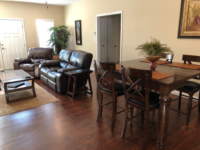 Building Photo - One Level Lake Gaston Home - Hubquarter Cr...