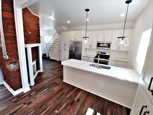 Building Photo - GORGEOUS, large 3 bedroom stand alone hous...