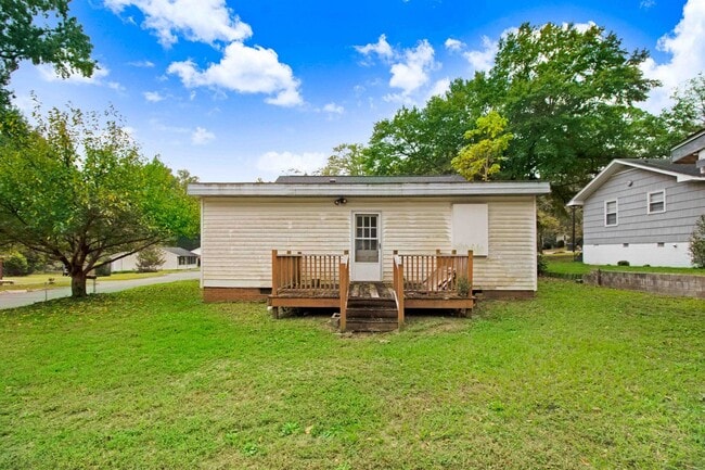 Building Photo - Beautifully Remodeled-3Bd, 1 and 1/2 Ba wi...