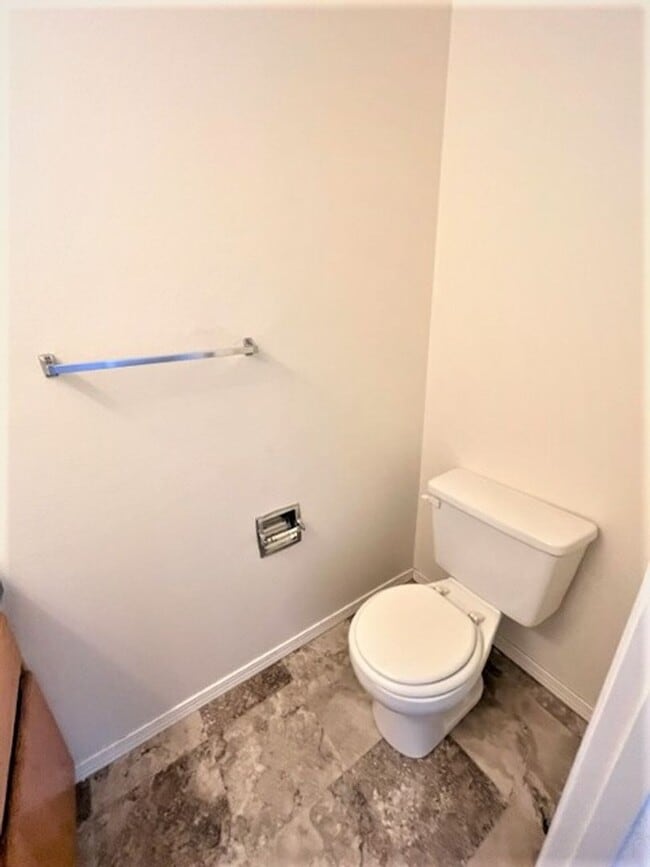 Building Photo - 2Bd/1.5Bath Single story duplex McMinnville