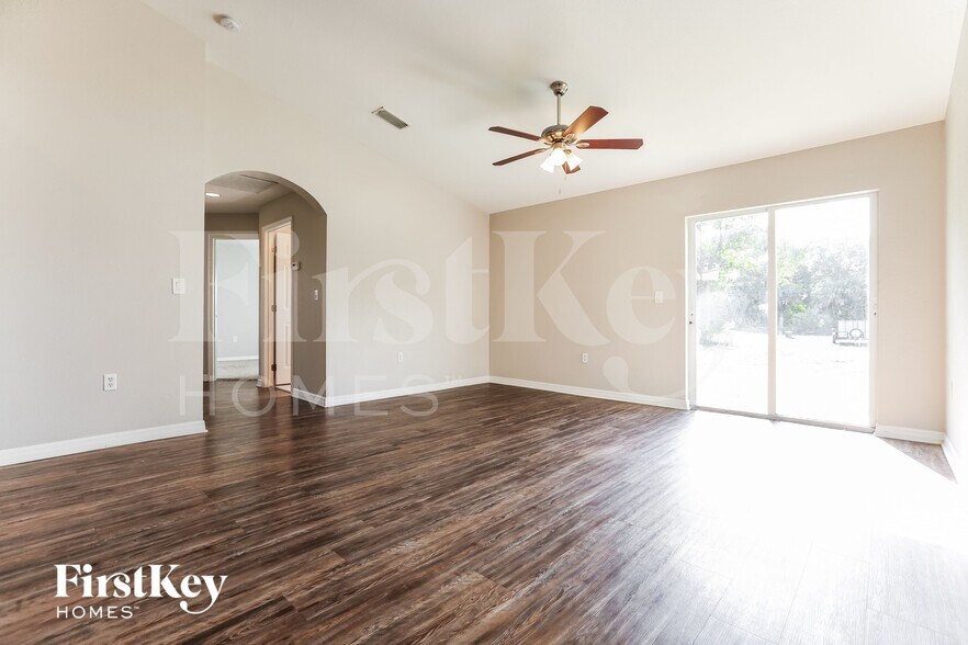 Building Photo - 2637 Lacroix Ave