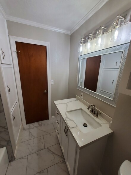 Building Photo - 4805 Lawndale Ave