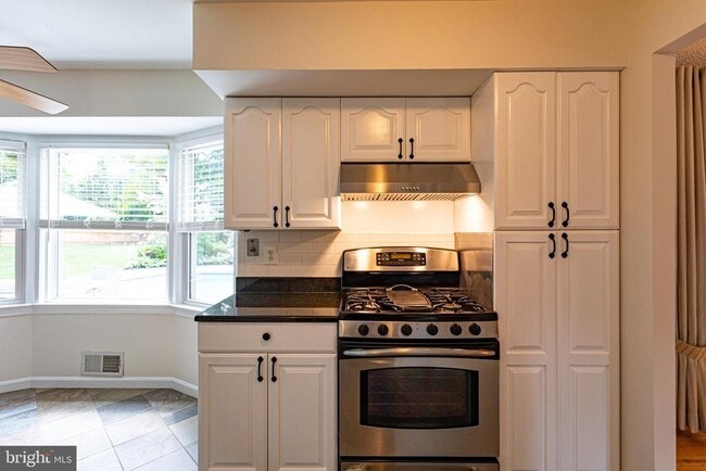 Building Photo - 14912 Emory Ln