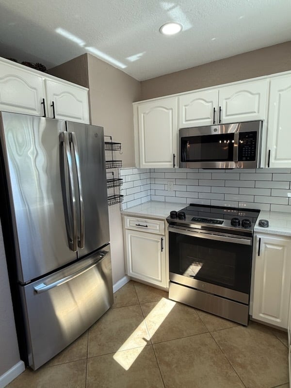 Building Photo - 3 Bedroom Oasis