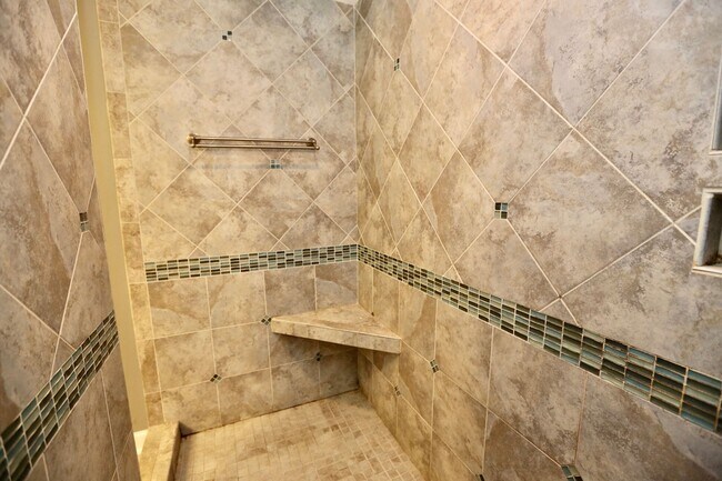 Building Photo - AVAILABLE EARLY MAY, Charming ranch home with front porch in Castle Heights!