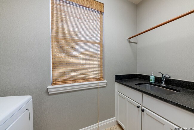 Building Photo - Charming Home Awaits: Spacious & Modern Living in a Prime Location