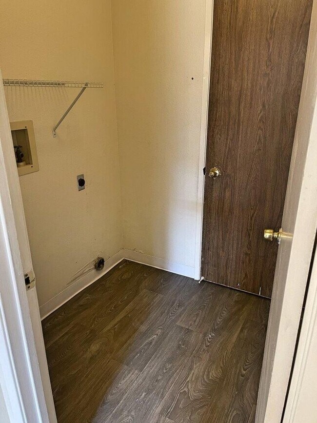 Building Photo - 3 Bedroom 2 Bath w/ Spa Room Suisun *Star ...