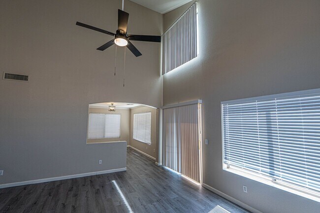 Building Photo - Lovely 3 bed/2.5 bath in Lindsay Ranch!