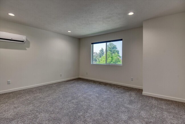 Building Photo - E. 7th Duplex