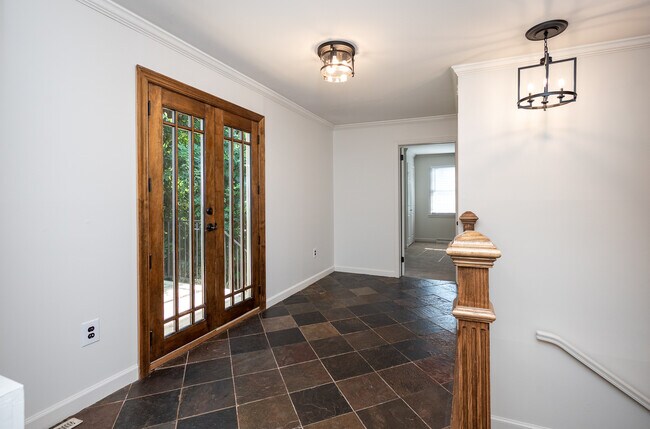 Building Photo - 114 Newman St