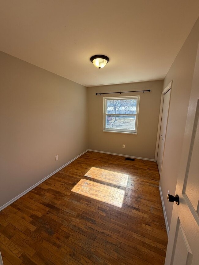 Building Photo - Remodeled 4BR/2BA Home in Lansing — Move in ready