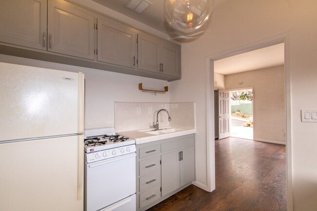 Building Photo - Charming Studio with Mid Century Touches in Ocean Beach/Point Loma !