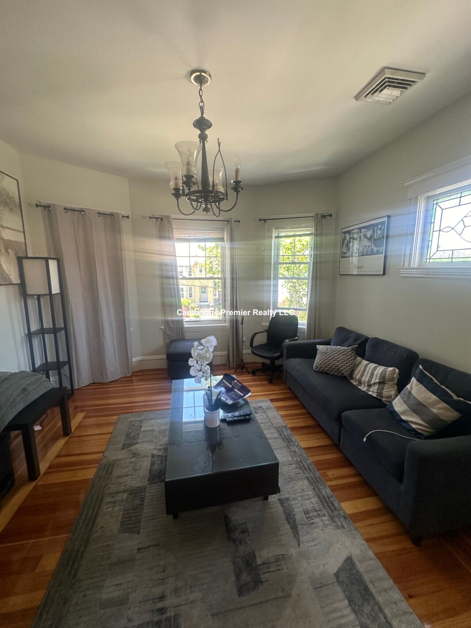 Building Photo - 399 School St