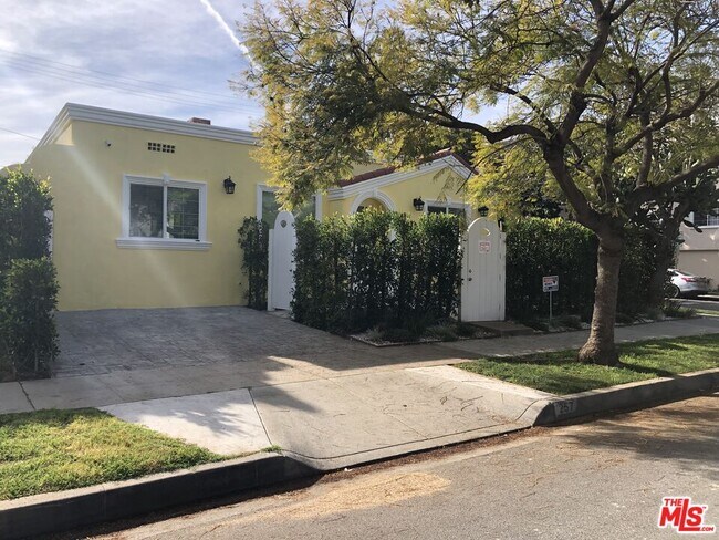 Building Photo - 257 N La Peer Dr
