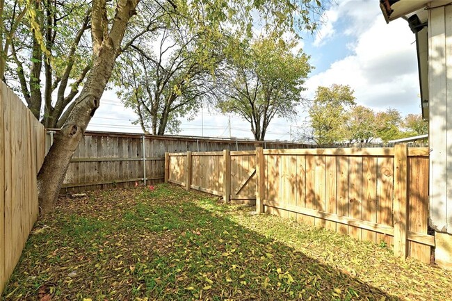 Building Photo - 2100 Balsam Way