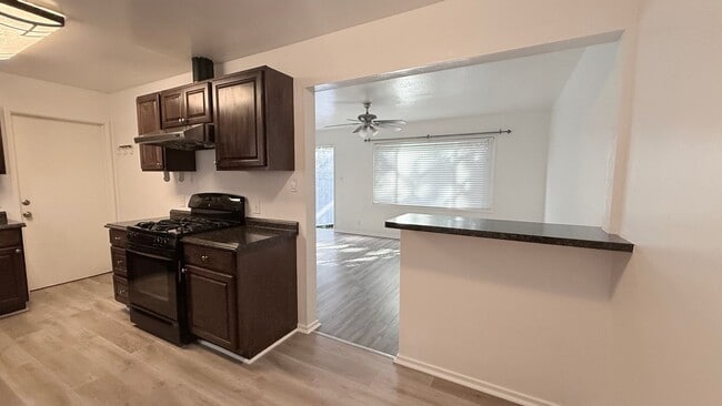 Building Photo - 922 Fargo Ave