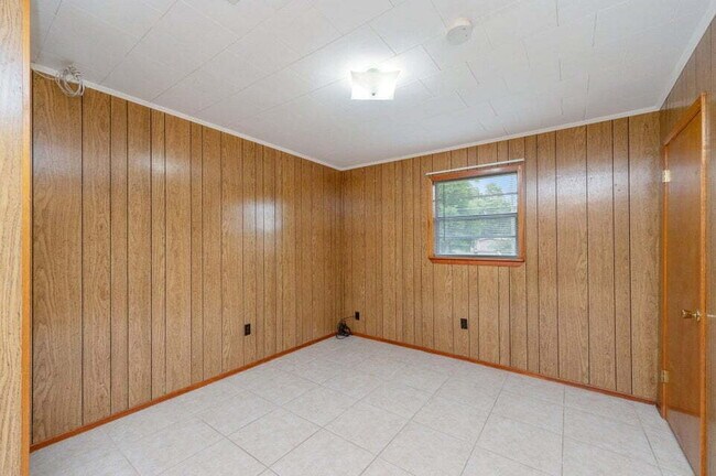 Building Photo - Charming brick home ready for move in!