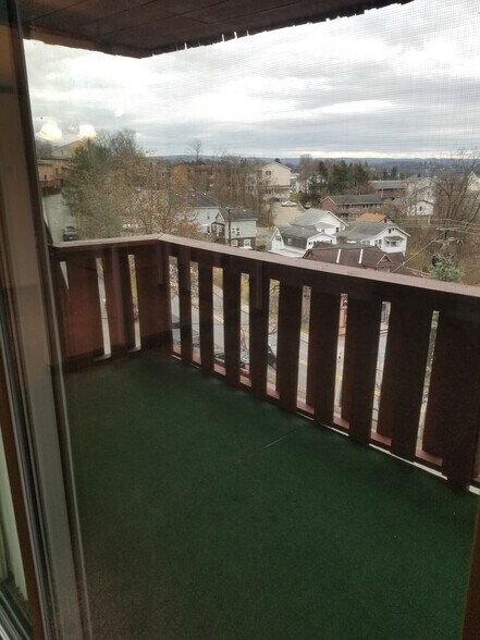 Building Photo - 2752 University Ave