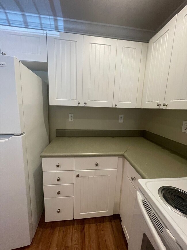 Building Photo - 17-1728 J&amp;S