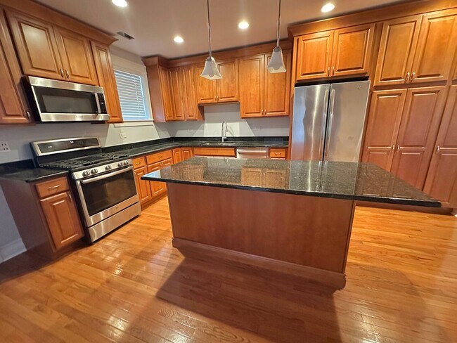 Building Photo - 2310 W Farwell Ave