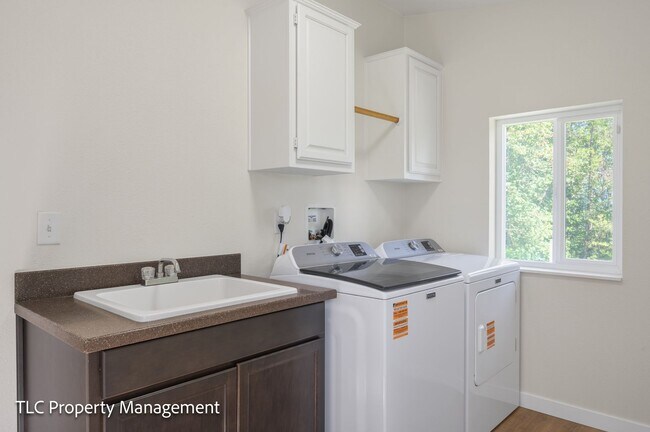 Building Photo - 3bd/2bath Home with a view!!