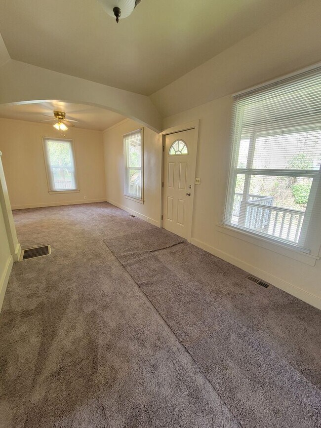 Building Photo - Sweet Two Bedroom Home Minutes from Downtown Port Orchard!