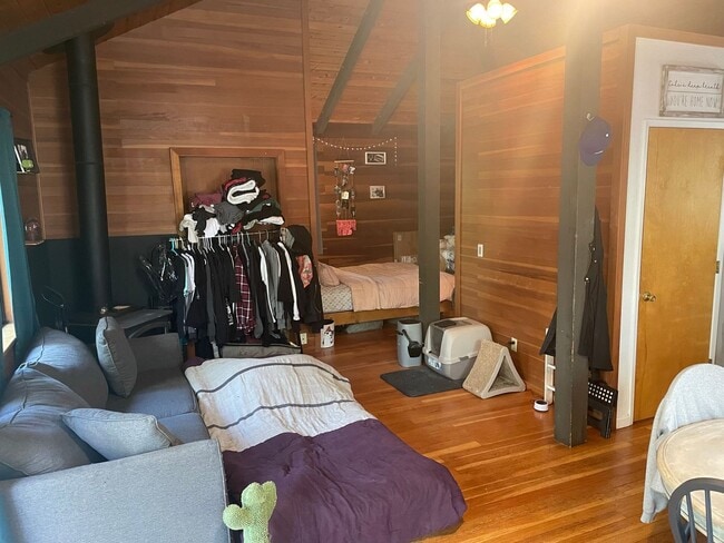 Building Photo - Cozy and convenient, private location, Cot...