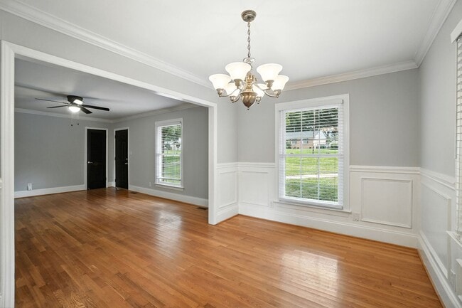 Building Photo - Perfect blend of Charm and Convenience!