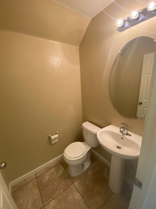 Building Photo - Rare Find in Lincoln!  Spacious 3 Bedroom 2.5 Bath Home Walking Distance to the Park