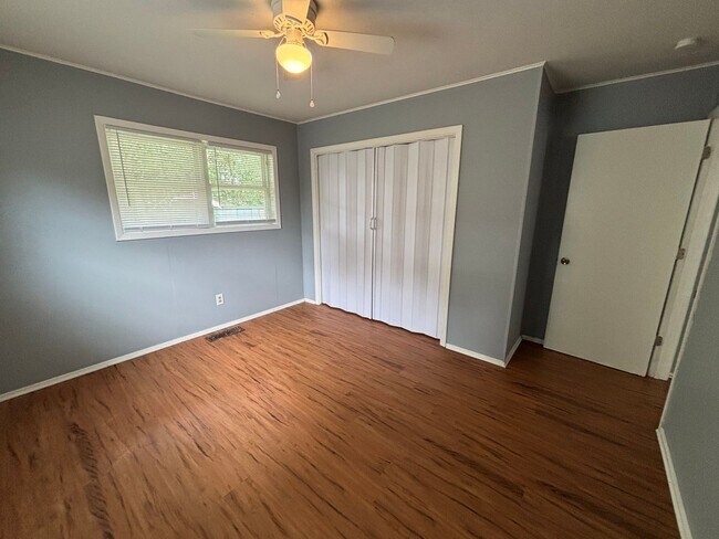 Building Photo - 8831 Country Club Dr