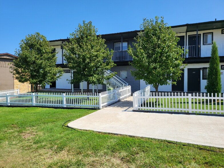 Building Photo - 734 N Country Acres Ave