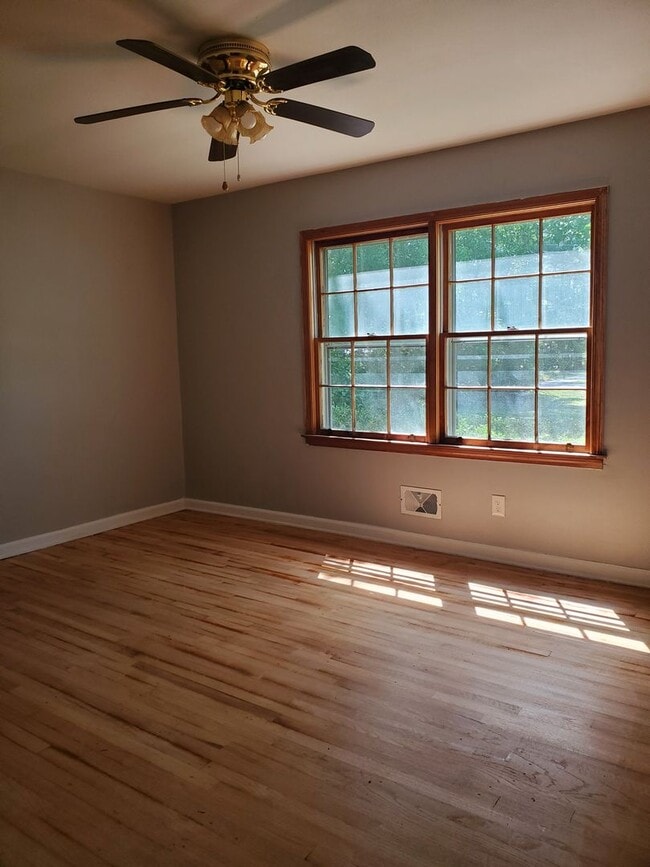 Building Photo - 218 Brookwood Dr