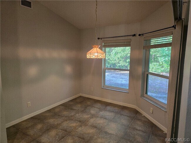 Building Photo - 14 Hollyhock Ct