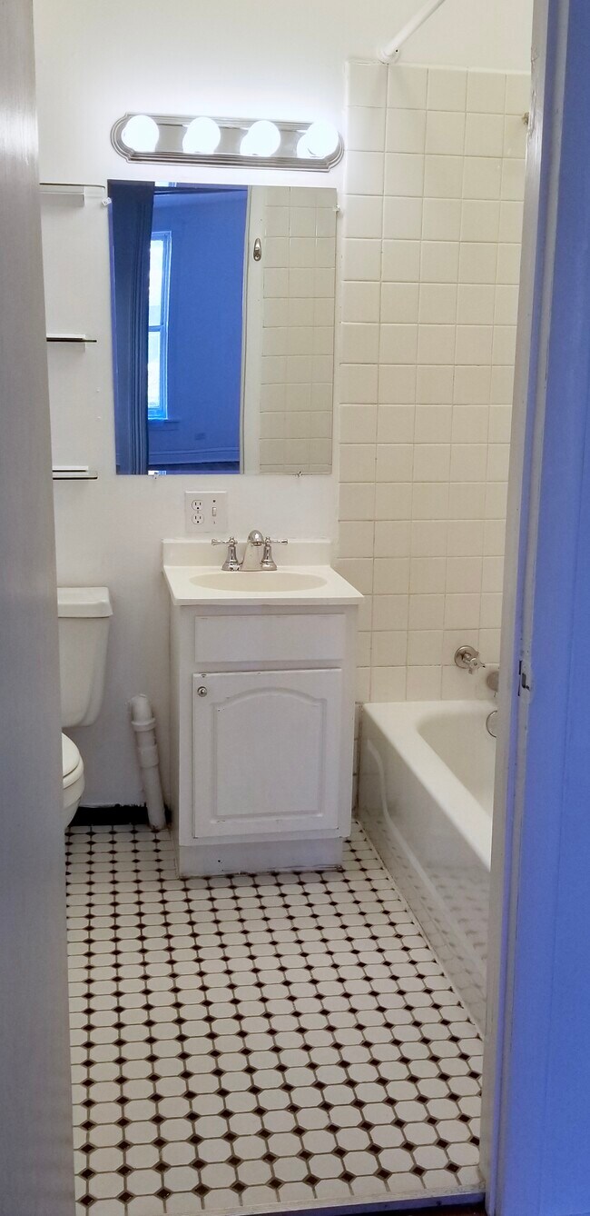 Bathroom tub/shower - 1819 W Superior St