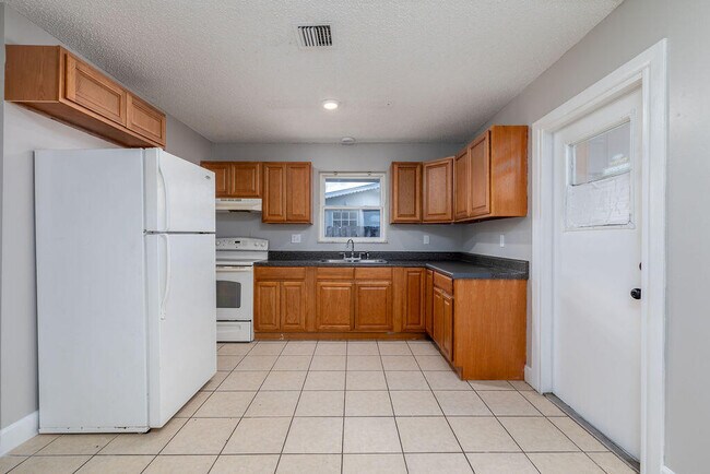 Building Photo - 917 SE Nassau Ave