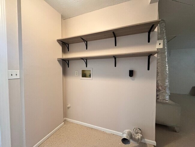 Building Photo - Fully Renovated Palm Harbor Home