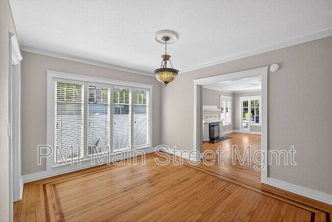 Building Photo - 829 N Hyer Ave