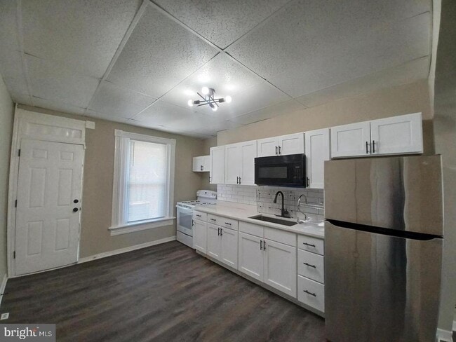 Building Photo - 711 N Streeper St