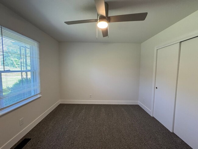 Building Photo - 4 Bedroom house with Second kitchen in basement