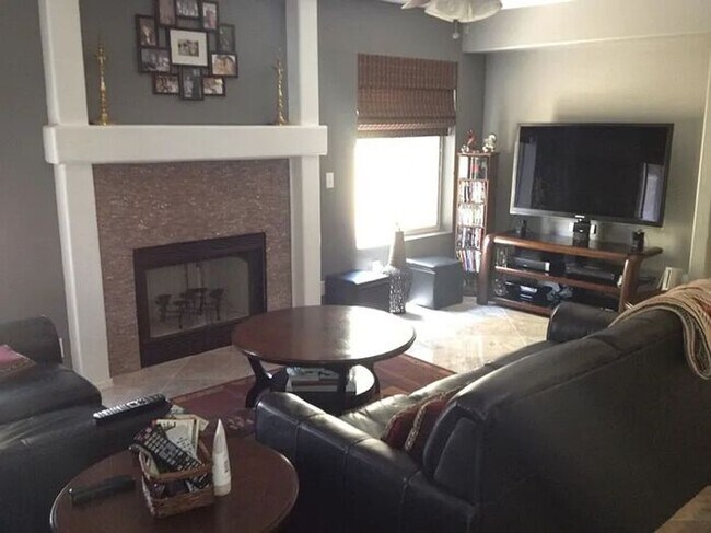 Building Photo - Stunning 3 bedroom, 2.5 bathroom Gold Cour...