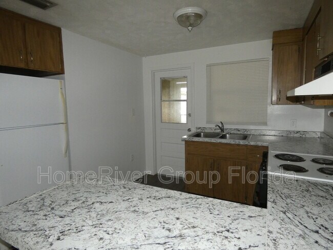 Building Photo - 1121 S 70th St